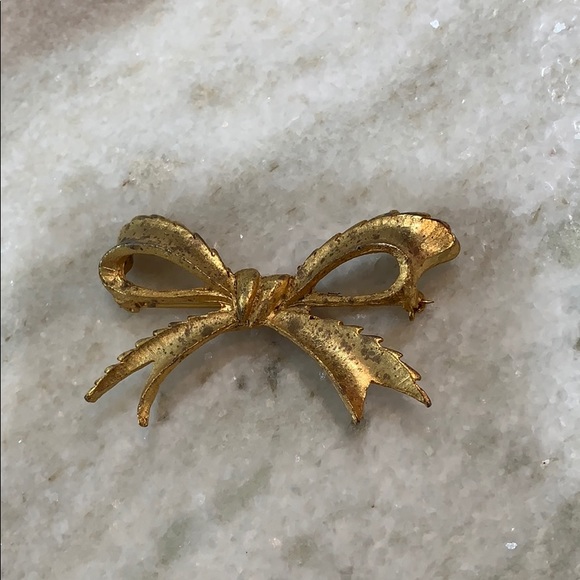 Jewelry - VINTAGE BROOCH